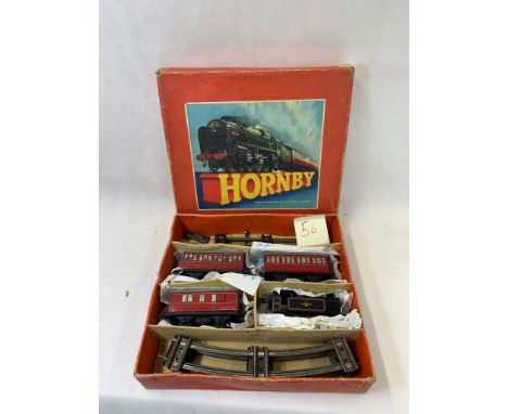 Hornby 0 gauge clockwork passenger set (incorrect box) with 0-4-0 tank engine 82011 in black with 3 tin plate passenger carri