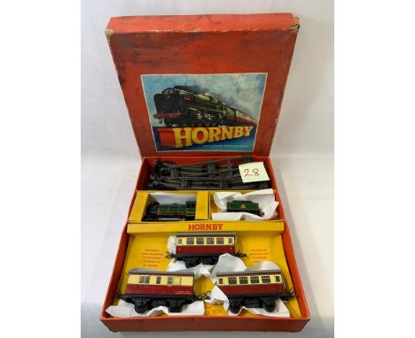 Hornby 0 gauge clockwork passenger train set no. 51 with engine 0-4-0 no. 50153 and tneder in BR Green with 3 maroon & cream 