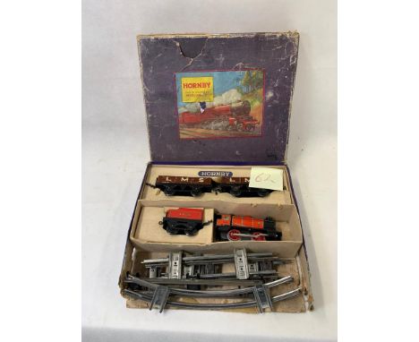 Hornby 0 gauge clockwork goods set no M1 with 0-4-0 engine and tender 3435 in fed with 2 tin plate LMS open goods wagons plus