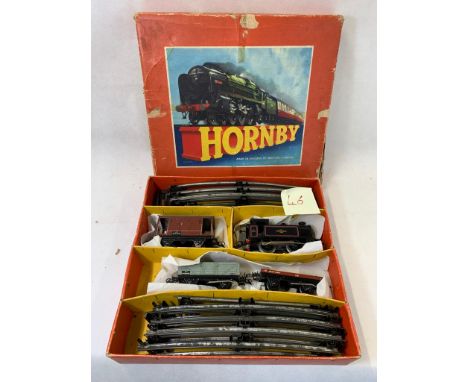 Hornby 0 gauge clockwork train set no.21 with 0-4-0 engine no 60985 plus tender in BR green with 2 tin plate carriages no 979