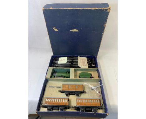 Hornby 0 Gauge clockwork passenger set with 0-4-0 engine LNER 1842 & tender in green plus 3 tin plate carriages in LNER teak 