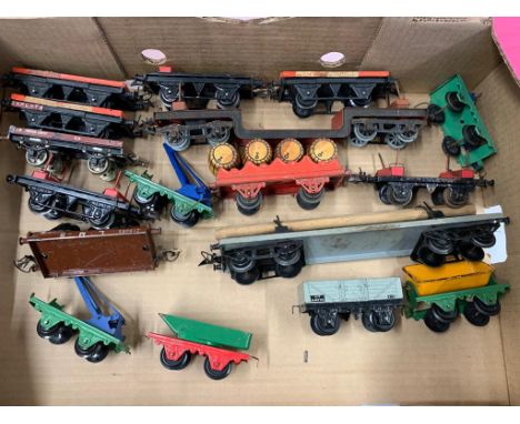 Hornby 0 Gauge tin plate passenger rolling stock, 16 items
