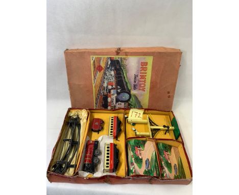 BRIMTOY clockwork 0 guage passenger train set with signal, tunnel, 0-4-0 engine and tender and 2 x 4 wheel passenger carriage