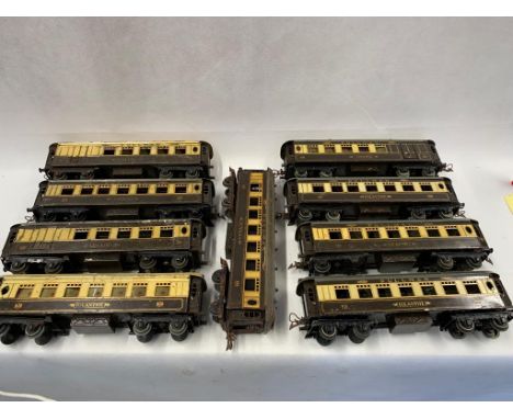 Hornby 0 Gauge tin plate pullman rolling stock, 9 in total