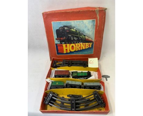 Hornby 0 gauge clockwork goods set with 0-4-0 engine & tender no 45746 in BR green. 2 open goods wagons in grey 407718 & box 