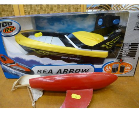 TYCO SEA ARROW REMOTE CONTROL BOAT AND 'STAR YACHT' MODEL BOAT