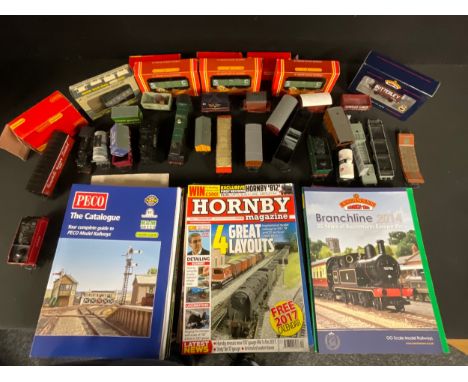 Toys &amp; Juvenalia, Trains, OO Gauge - a collection of boxed and unboxed wagons and rolling stock, various manufacturers in