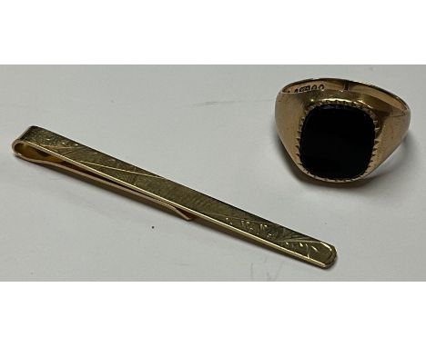 A 9ct gold tie clip, marked 375, 2.2g; a 9ct gold black onyx signet ring, size P, 4.4g (2) 