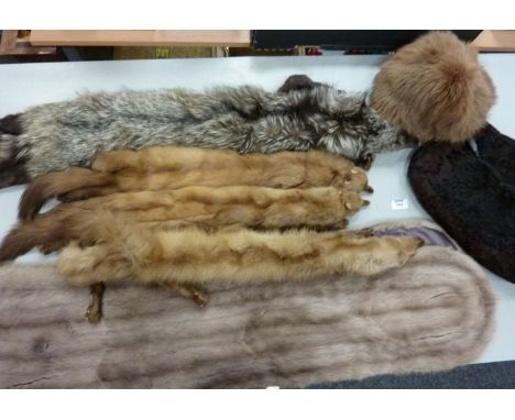 Vintage clothing - fox fur stole, mink tippets, one other fur stole, bag and hat in one box

Provenance: Charlotte Louise Ade