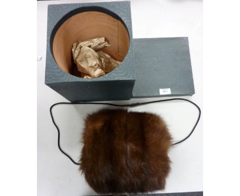 Vintage clothing - mink fur muff in original box

Provenance: Charlotte Louise Adela Evelina Rothschild (1873 - 1947) 
 Condi