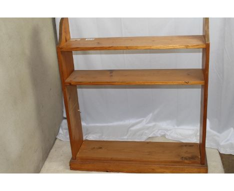 Freestanding pine bookcase, one shelf needs new supports, measures 100 (ht) x 86 x 23 cm 