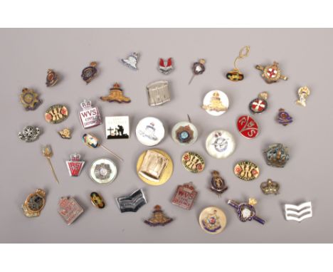 A box of military badges to include Royal Artillery, Royal Army Service Corps, WVS Civil Defence etc.