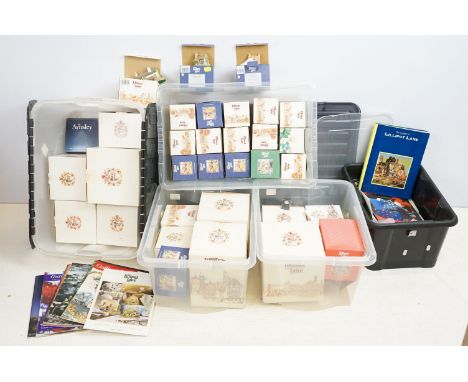 Collection of 32 Lilliput Lane cottage figurines to include Lace Lane, Labour of Love, Rose Cottage, Town Hall, Moselhaus, Mi