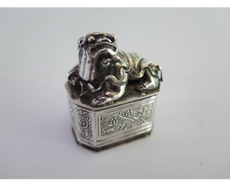 A Chinese Silver Box with Dog of Fou finial and having articulated eyes, 4 cm high