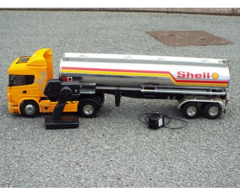 Tamiya - 1:14 scale Scania R470 truck with Shell Tanker trailer, battery powered remote control in very good condition. - Thi