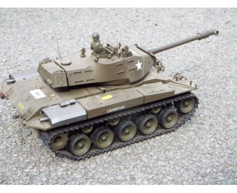 N Heng Long - 1:16 scale battery operated remote control battle tank in good to very good condition but dusty.  This lot MUST