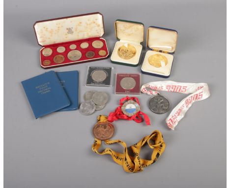A quantity of commemorative coins and running medals including Britain's first decimal coins and London 1988 Marathon Medal. 