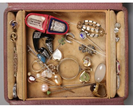 A jewellery case with contents of vintage and antique jewellery. Includes stick pins, cased silver thimble, rings etc.  