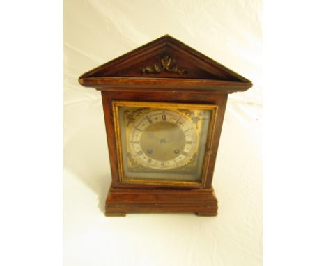 An oak mantel clock, Roman silvered chapter ring and brass dial with spandrels, 8-day movement, 12.5" high 