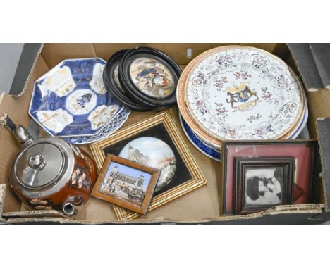 Miscellaneous porcelain and earthenware, early 19th c and later, to include a Derby plate, a Samson crested plate and a Gibso