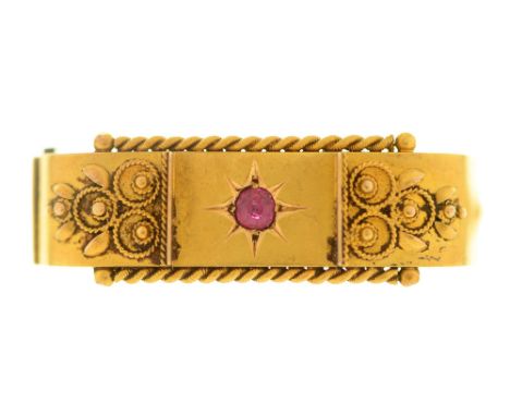 An Edwardian 15ct gold scarf clip, gypsy set with a ruby flanked by filigree scrolls, 32mm w, Birmingham 1902, 5.4g  Good con