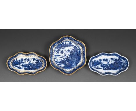 Two underglaze blue printed pearlware Chinoiserie pattern 'Leaf mark' spoon trays and a teapot stand, c1790, the two trays 16