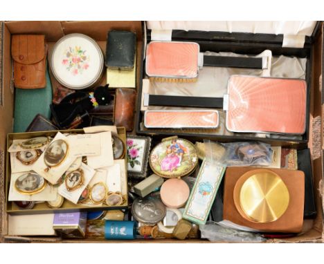 Miscellaneous dressing table articles, early 20th c and later, to include an Armagnac Castagnon bottle moulded as a knight on