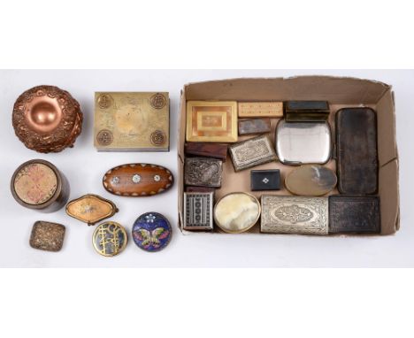 Miscellaneous snuff and trinket boxes, 19th c and later, to include two horn boxes, a Chinese sheet brass box and a copper tr