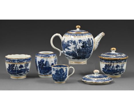A blue printed pearlware Chinoiserie pattern 'Leaf mark' tea service, late 18th c, with gilt border, handles and knops, teapo