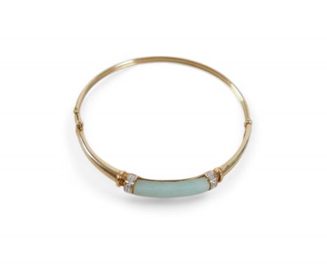 A 9ct gold and mutton fat jade bangle, 7.3g gross.