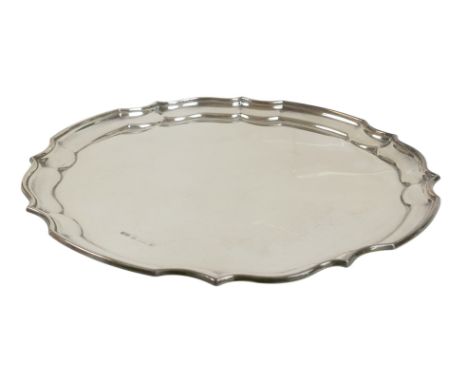 An Elizabeth II silver salver, with Chippendale rim, John Rose, Birmingham 1971, 25.3 by 1.2cm, 14.2toz.