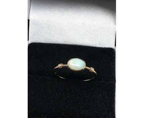 9ct gold opal ring (0.7g)