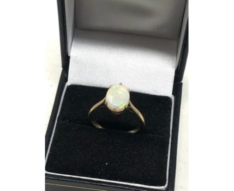 9ct gold opal ring (2g)