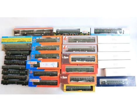 Collection of HO gauge railway coaches from Roco, Lima, Lilliput, Fleischmann etc. including boxed examples, also included Ro