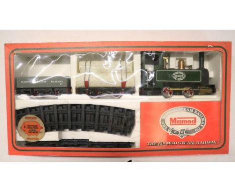 Boxed O gauge Mamod RS1 0-4-0 live steam locomotive set in excellent overall condition with coal wagon, lumber truck, track, 