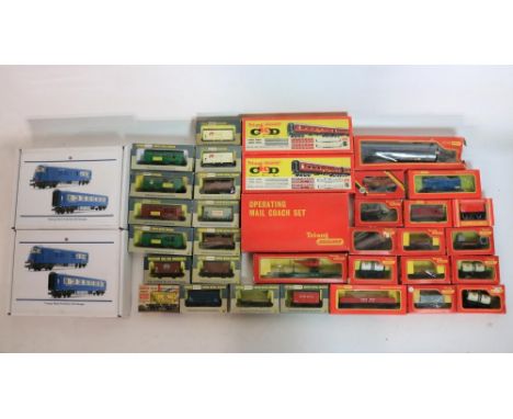 Collection of boxed OO gauge railway models from Hornby/Triang and Wrenn including an operating mail coach, blue Pullman DMU 