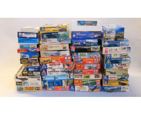 Collection of generally older 1/72 and 1/200 scale plastic model kits from Esci, Hasegawa, Hobby Craft, Revell, Italeri, Auro