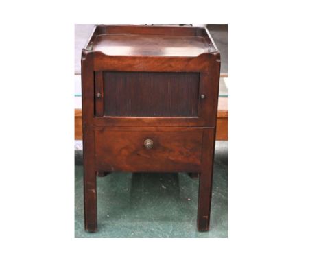 George III mahogany bedside commode cabinet with tray, height 77.5 cm, width 50 cm, depth 45 cm