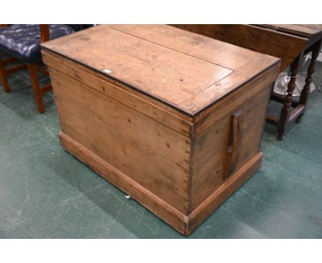 Victorian pine trunk, height 66 cm, width 97.5 cm, depth 62 cm