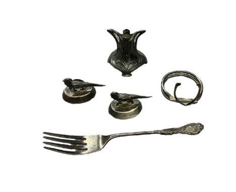 SAMPSON MORDAN &amp; CO LTD; a pair of George V hallmarked silver menu holders modelled as pheasants, Chester 1914, height 2.
