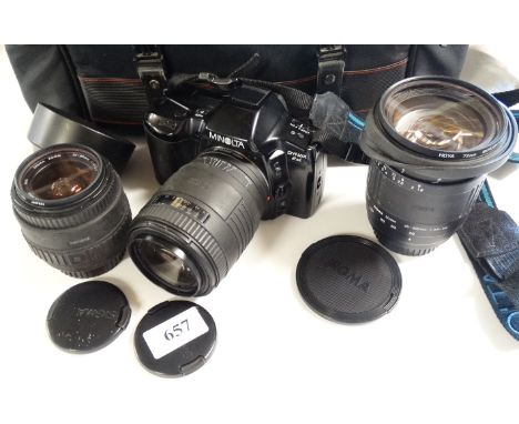 MINOLTA DYNAX 2XI CAMERA, 3 LENSES & BAG 