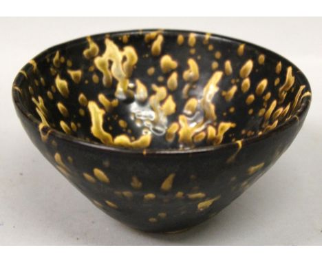 A CHINESE JIZHOU KILN TORTOISESHELL CERAMIC CONICAL BOWL, splashed in a translucent golden yellow glaze in imitation of torto