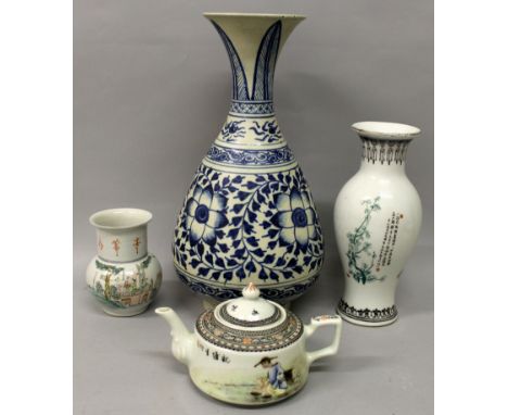 A CHINESE MING STYLE BLUE & WHITE PORCELAIN VASE, the sides of the pear-form body decorated with scroll-stemmed flowerheads b