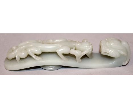 A GOOD QUALITY 18TH/19TH CENTURY CHINESE CELADON JADE BELT HOOK, the hook in the form of a dragon's head, the curving stem ca
