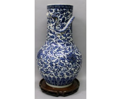 A GOOD LARGE 19TH CENTURY CHINESE BLUE & WHITE PORCELAIN VASE, together with a fitted wood stand, the sides of the vase paint