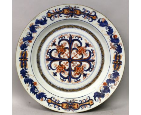 AN EARLY 18TH CENTURY CHINESE IMARI KANGXI PERIOD PORCELAIN CHARGER, painted to its centre with a European inspired formal fl