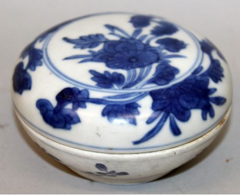 A GOOD CHINESE KANGXI PERIOD BLUE & WHITE SHIPWRECK PORCELAIN BOX & COVER, circa 1700, the slightly domed cover painted in a 