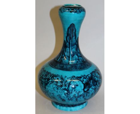 A GOOD LATE 18TH/EARLY 19TH CENTURY CHINESE TURQUOISE GROUND PORCELAIN VASE, with a garlic neck, the sides painted in black b