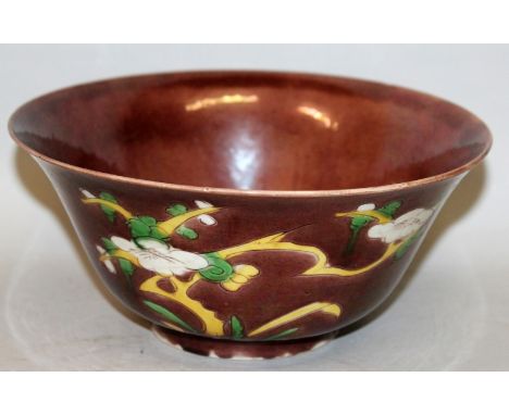 A 17TH/18TH CENTURY CHINESE KANGXI PERIOD BRINJAL BOWL, circa 1700, the flaring sides decorated in white, green and yellow, w