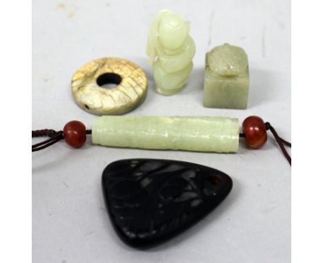 A CHINESE TAPERING ARCHAIC STYLE JADE-LIKE ELONGATED BEAD, fitted with a cord bearing two spherical agate beads, the jade bea